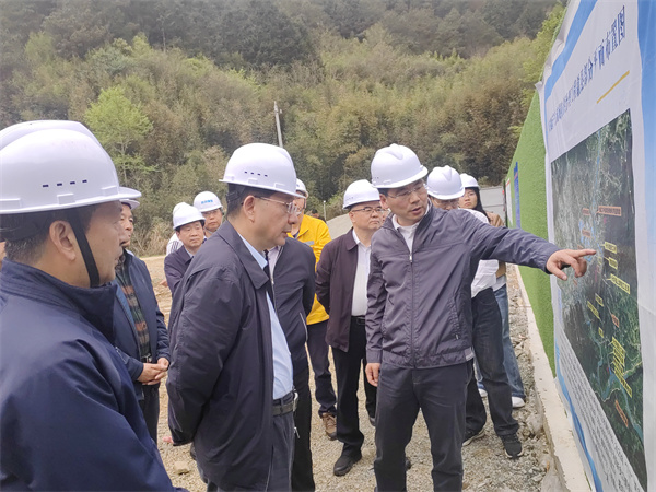 4月1日，安徽省人大常委會(huì)副主任魏曉明查調(diào)研防洪項(xiàng)目進(jìn)展情況，縣政府縣長王奇勇等相關(guān)部門負(fù)責(zé)人陪同調(diào)研。.jpg