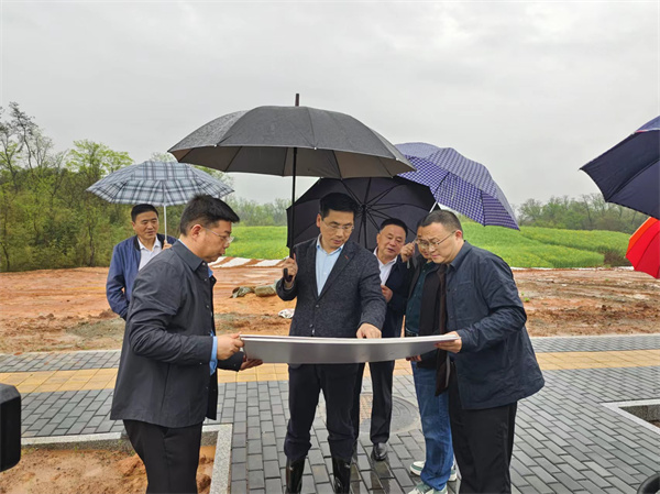 4月2日，洪董，潘總陪同王奇勇縣長(zhǎng)一行調(diào)研重點(diǎn)項(xiàng)目1.jpg