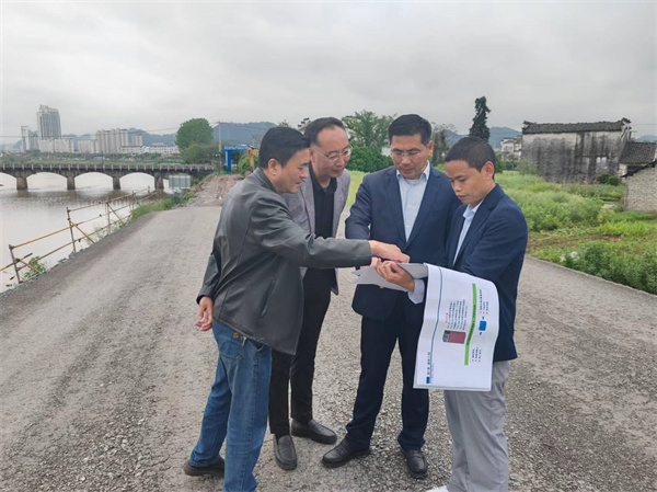 4月22日，王縣帶隊調(diào)研豐樂河右岸濱江路要素保障事宜1。.jpg