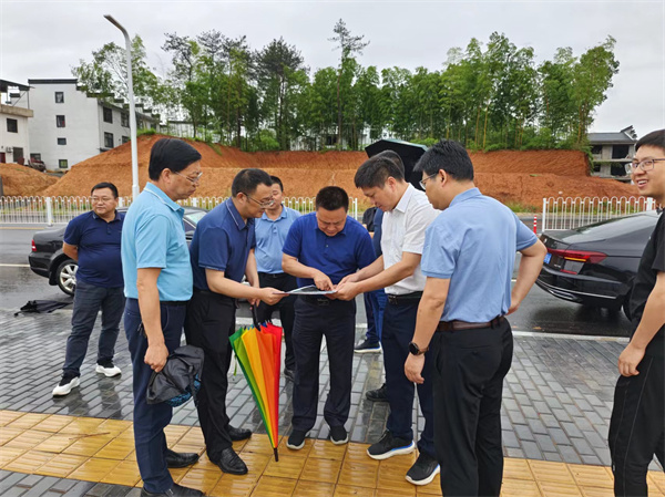 5月30日，洪董，余總陪同詹凱縣長一行調(diào)研富豐新城路網(wǎng)工程項目.jpg