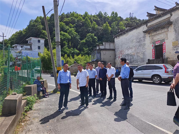 5月16日，洪董陪同汪凱書記一行調(diào)研水源地保護(hù)區(qū)。.jpg