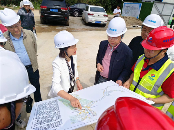 5月9日，江卓琪付市長調(diào)研新安江防洪治理工程，張總陪同。.jpg