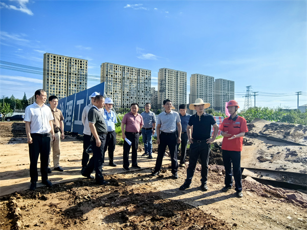 6月12日，洪董陪同王縣長調(diào)研新安江防洪治理工程。.jpg