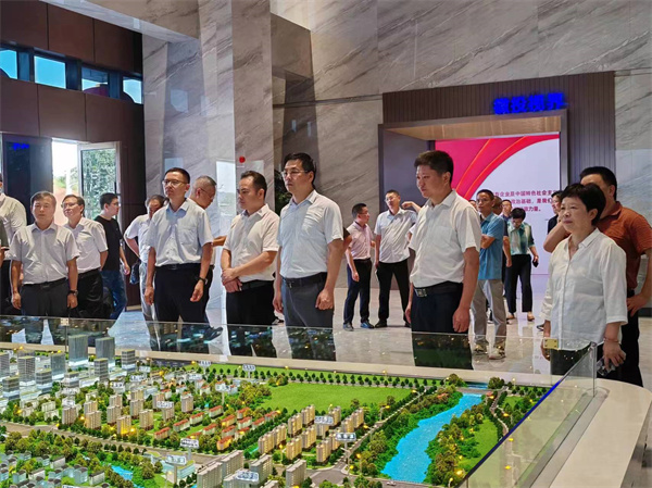 7月18日上午，歙縣人工智能創(chuàng)客中心正式投入使用并舉行揭牌儀式，縣委常委、常務副縣長詹凱主持儀式，縣委副書記、縣長王奇勇和徽投集團黨委書記、董事長洪筱明共同為歙縣人工智能創(chuàng)客中心揭牌?？h委常委、縣經(jīng)開區(qū)管委會主任王坤，副縣長程衍生，縣政協(xié)副主席、財政局局長曹胡翠，縣直有關部門、縣各金融機構主要負責同志，共同見證揭牌儀式，并觀摩富豐新城片區(qū)投資規(guī)劃沙盤、集團企業(yè)館2。.jpg