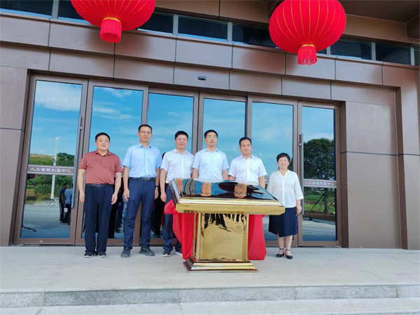 7月18日上午，歙縣人工智能創(chuàng)客中心正式投入使用并舉行揭牌儀式，縣委常委、常務副縣長詹凱主持儀式，縣委副書記、縣長王奇勇和徽投集團黨委書記、董事長洪筱明共同為歙縣人工智能創(chuàng)客中心揭牌。縣委常委、縣經(jīng)開區(qū)管委會主任王坤，副縣長程衍生，縣政協(xié)副主席、財政局局長曹胡翠，縣直有關部門、縣各金融機構主要負責同志，共同見證揭牌儀式，并觀摩富豐新城片區(qū)投資規(guī)劃沙盤、集團企業(yè)館1。.jpg