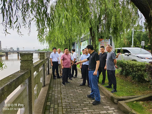 7月14日，洪董陪同王奇勇縣長(zhǎng)一行調(diào)研水毀項(xiàng)目1.jpg