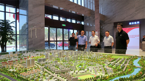 8月6日，上海市水利工程集團有限公司董事長劉方強一行赴徽投集團了解富豐新城片區(qū)開發(fā)建設(shè)情況及參觀企業(yè)黨建館，洪董、余總陪同。.jpg