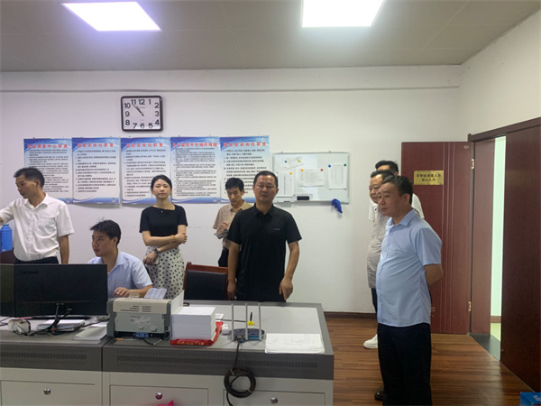 9月14日，副縣長(zhǎng)徐涌駟赴公交公司開展中秋、國(guó)慶節(jié)前安全生產(chǎn)檢查指導(dǎo)，集團(tuán)葉總、交運(yùn)局馮局、運(yùn)管服務(wù)中心胡主任陪同1。.jpg
