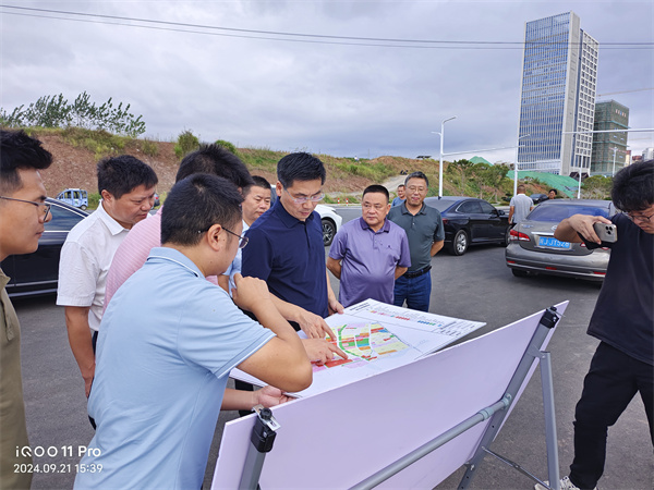 9月21日，洪董，張總陪同王奇勇縣長一行調(diào)研富豐新城片區(qū)開發(fā)推進(jìn)情況。.jpg