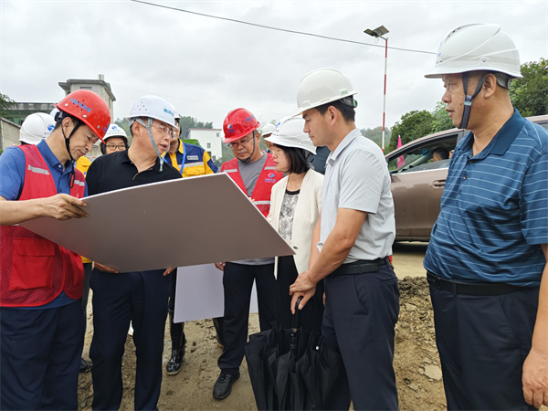 9月19日，江市長調(diào)研歙縣段防洪治理項目。.jpg