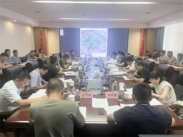 9月21日下午，王奇勇縣長在集團(tuán)黨委會議室召開富豐新城片區(qū)開發(fā)工作推進(jìn)工作會，縣領(lǐng)導(dǎo)詹凱、張暉，縣發(fā)改委、縣財(cái)政局、縣資規(guī)局、縣住建局、縣林業(yè)局、徽投集團(tuán)、富豐新城投資開發(fā)公司、市政公司、徽城鎮(zhèn)、鄭村鎮(zhèn)、富堨鎮(zhèn)主要負(fù)責(zé)同志；縣紀(jì)委監(jiān)委、縣委組織部負(fù)責(zé)同志參加會議1。.jpg