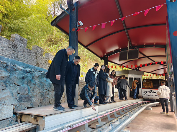 12月9日，縣人大鄭向陽主任，洪董率隊(duì)赴象山考察軌道爬山車項(xiàng)目.jpg