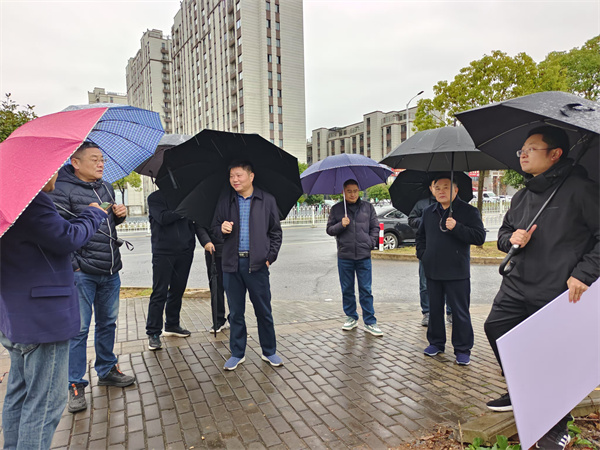 12月11日，洪董陪同詹凱縣長一行調(diào)研張家山安置區(qū)地塊.jpg