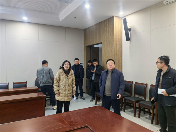 12月24日，洪董會同人大鄭主任檢查行知研學(xué)基地會務(wù)場地布置工作。.jpg