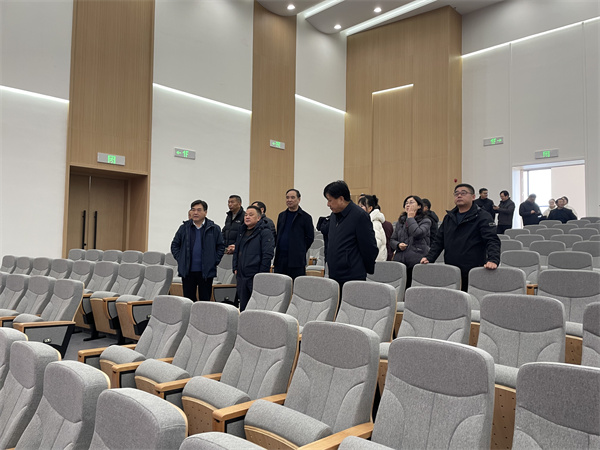 1月4日，洪董陪同吳志平書記檢查行知研學(xué)基地會(huì)務(wù)準(zhǔn)備情況。.jpg
