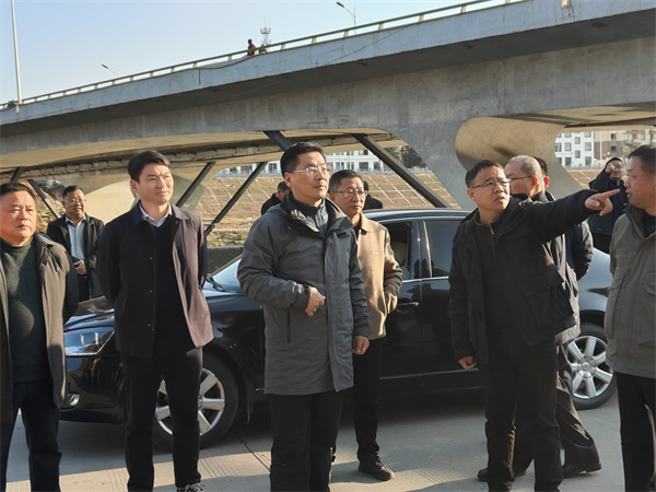 1月19日下午，縣政府縣長實地調(diào)研新安江流域防洪治理工程項目進(jìn)展情況，副縣長程偉，縣政府辦、縣水利局、縣應(yīng)急局、縣住建局、縣城管局、徽投集團(tuán)、徽城鎮(zhèn)、桂林鎮(zhèn)有關(guān)負(fù)責(zé)同志隨同參加。.jpg