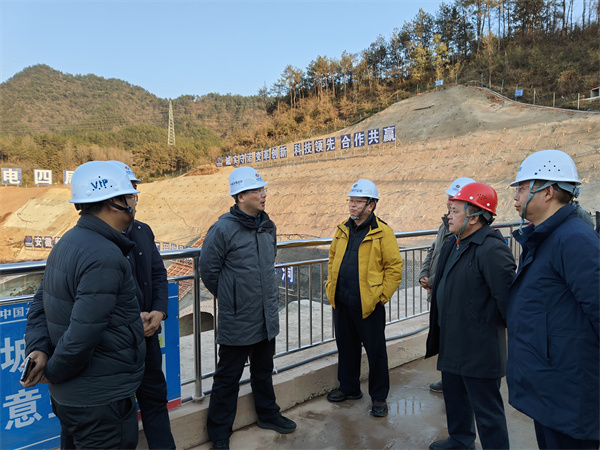 1月19日下午，縣政府縣長實地調(diào)研新安江流域防洪治理工程項目進(jìn)展情況，副縣長程偉，縣政府辦、縣水利局、縣應(yīng)急局、縣住建局、縣城管局、徽投集團(tuán)、徽城鎮(zhèn)、桂林鎮(zhèn)有關(guān)負(fù)責(zé)同志隨同參加1。.jpg