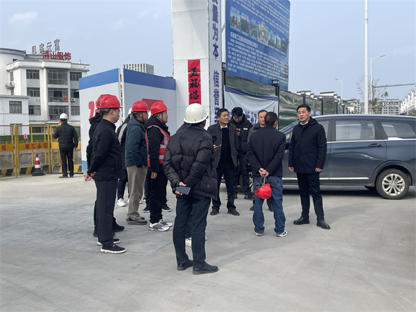 2月5日，縣長(zhǎng)王奇勇帶隊(duì)調(diào)研新徽商創(chuàng)業(yè)基地一期一標(biāo)段項(xiàng)目春節(jié)后復(fù)工復(fù)產(chǎn)工作，黃山徽投集團(tuán)總經(jīng)理潘楷金陪同調(diào)研。.jpg