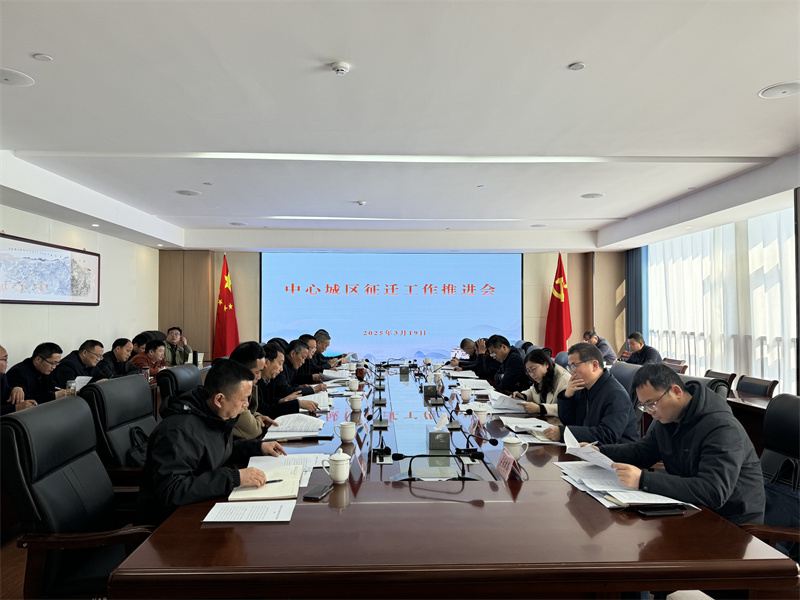 3月19日，縣長(zhǎng)王奇勇帶隊(duì)調(diào)研富豐新城張家山小區(qū)項(xiàng)目，黃山徽投集團(tuán)總經(jīng)理潘楷金、副總經(jīng)理余禮通陪同調(diào)研，隨后在集團(tuán)17樓主持召開(kāi)歙縣中心城區(qū)征遷工作推進(jìn)會(huì)。.jpg