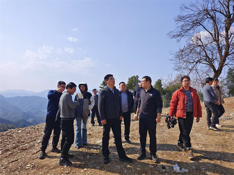 3月18日，縣長(zhǎng)王奇勇帶隊(duì)調(diào)研石潭景區(qū)項(xiàng)目，黃山徽投集團(tuán)黨委書(shū)記、董事長(zhǎng)洪筱明陪同調(diào)研。.jpg
