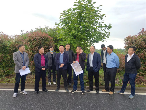 4月23日，洪董率隊(duì)陪同汪凱縣長調(diào)研糧庫項(xiàng)目.jpg