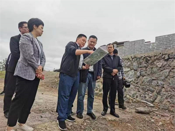 5月10日，副縣長徐涌泗一行調(diào)研湖田山項(xiàng)目，黃山徽投集團(tuán)黨委書記、董事長洪筱明，湖田山執(zhí)行董事邢輝姣陪同2.jpg