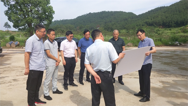 6月7日，潘總陪同縣人大領導調研王村砂石加工點國有自然資源管理情況.jpg