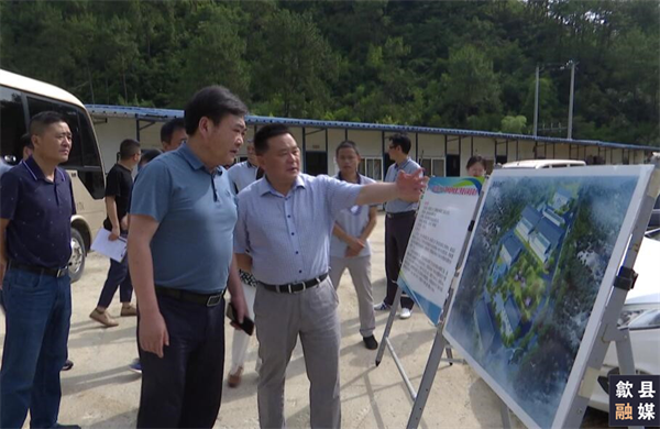 6月18日，縣委常委、常務(wù)副縣長(zhǎng)吳志平帶隊(duì)先后來到城區(qū)備用飲用水源保護(hù)區(qū)治理工程、第三水廠及供水管網(wǎng)配套延伸工程、漁梁風(fēng)貌整治提升工程、城區(qū)老舊管網(wǎng)提升項(xiàng)目、游泳館二期等重點(diǎn)項(xiàng)目建設(shè)現(xiàn)場(chǎng)，黃山徽投集團(tuán)黨委書記、董事長(zhǎng)洪筱明陪同。.png
