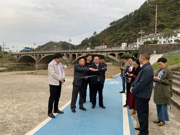10月25日，縣委書(shū)記汪凱調(diào)研豐樂(lè)河濱江公園項(xiàng)目.jpg