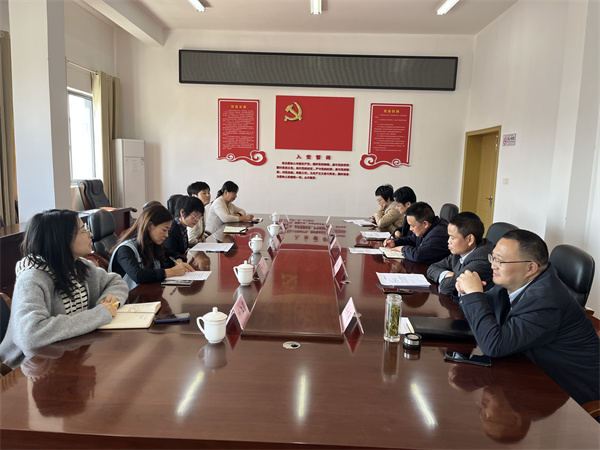 11月7日，縣組織部常務(wù)副部長邵靈花，縣紀委副書記吳嵐送集團黨務(wù)委員、紀委書記江黎君，集團財務(wù)總監(jiān)葉江圓到集團任職，集團班子成員參加。.jpg