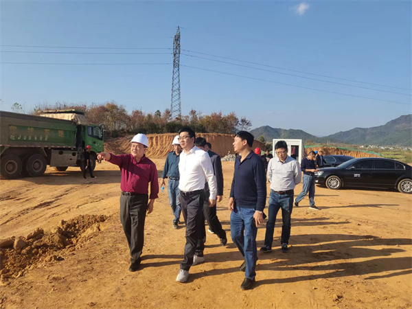 11月8日，縣長王奇勇一行調(diào)研糧食產(chǎn)業(yè)園項(xiàng)目，黃山徽投集團(tuán)黨委書記、董事長洪筱明陪同。.jpg