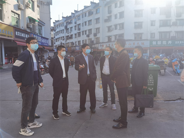 11月10日，常務(wù)副縣長詹凱一行調(diào)研歙州中心市場，黃山徽投集團(tuán)常務(wù)副總經(jīng)理方亮陪同。.jpg
