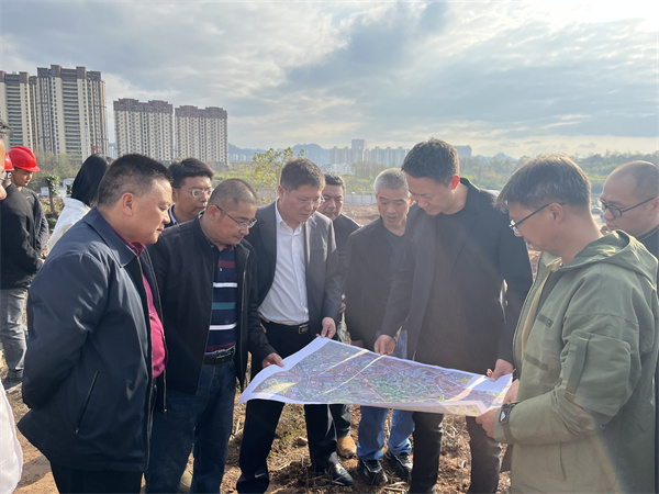 11月20日，縣委常務(wù)、副縣長詹凱帶隊(duì)調(diào)研集團(tuán)富豐新城商務(wù)服務(wù)中心項(xiàng)目規(guī)劃設(shè)計(jì)，洪董，余總陪同調(diào)研。.jpg