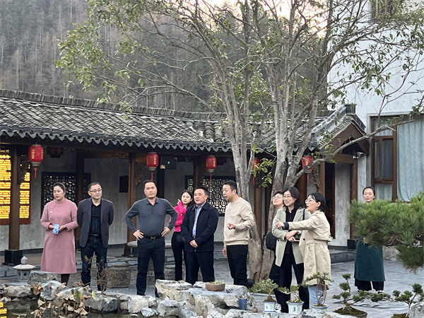 11月26日，縣人大鄭向陽主任帶隊(duì)考察黟縣泊心云宿建成運(yùn)營情況，洪董，方總，葉總陪同調(diào)研。.jpg