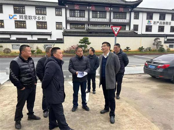 12月4日，王奇勇縣長(zhǎng)調(diào)研四連車隊(duì)、鹽業(yè)公司地塊。.jpg