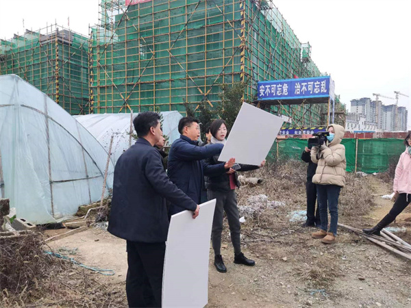 2月2日，副縣長(zhǎng)林一凡會(huì)市監(jiān)局、徽城鎮(zhèn)等相關(guān)部門調(diào)研城西鄰里中心附屬配套物管用房項(xiàng)目.jpg