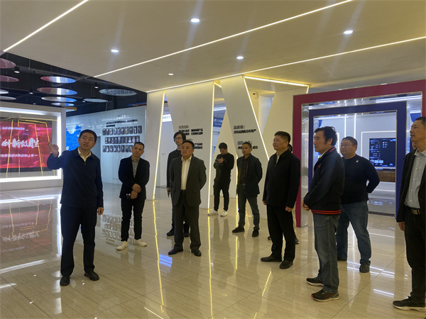 4月26日上午，縣委常委、副縣長(zhǎng)詹凱帶隊(duì)赴江西百勝智能公司調(diào)研充電樁項(xiàng)目，洪董、潘總陪同調(diào)研。.jpg