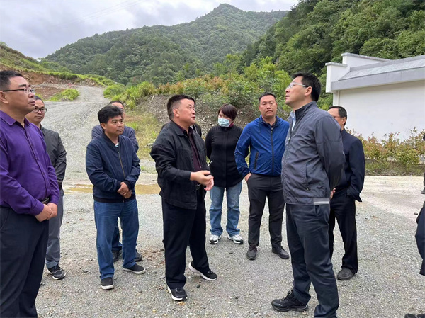 5月22日，王奇勇縣長(zhǎng)一行前往610礦調(diào).jpg