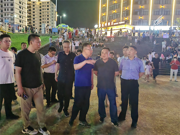 7月15日，汪凱書記視察百花夜市，并就985綠道項目前期工作進行指導，洪董，張總陪同調研。.jpg