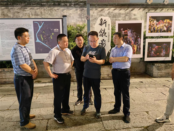 9月11日，汪凱書(shū)記夜間調(diào)研古城三期項(xiàng)目，對(duì)部分節(jié)點(diǎn)提升進(jìn)行指導(dǎo)，黃山徽投集團(tuán)黨委書(shū)記、董事長(zhǎng)洪筱明，副總經(jīng)理張高峰陪同調(diào)研。.jpg