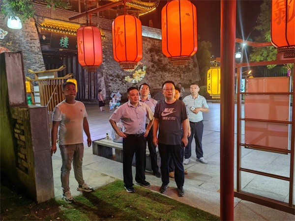 9月11日，汪凱書(shū)記夜間調(diào)研古城三期項(xiàng)目，對(duì)部分節(jié)點(diǎn)提升進(jìn)行指導(dǎo)，洪董，張總陪同調(diào)研。.jpg