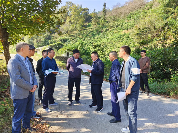 10月18日，洪董陪同詹凱縣長一行調(diào)研6l0礦開發(fā)項(xiàng)目.jpg