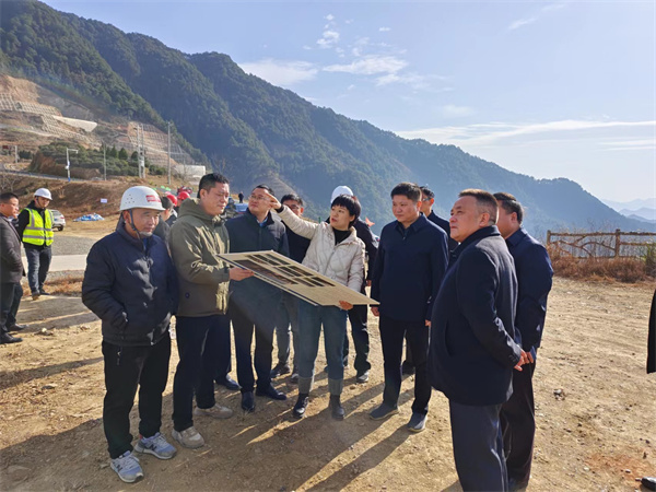 12月6日，洪董，余總陪同詹凱縣長一行調(diào)研湖田山景區(qū)項目.jpg
