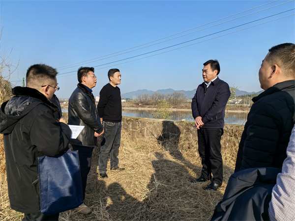 1月17日，縣委副書記吳志平調(diào)研安徽新安江流域防洪治理工程歙縣段工作開展情況，張總陪同。.jpg