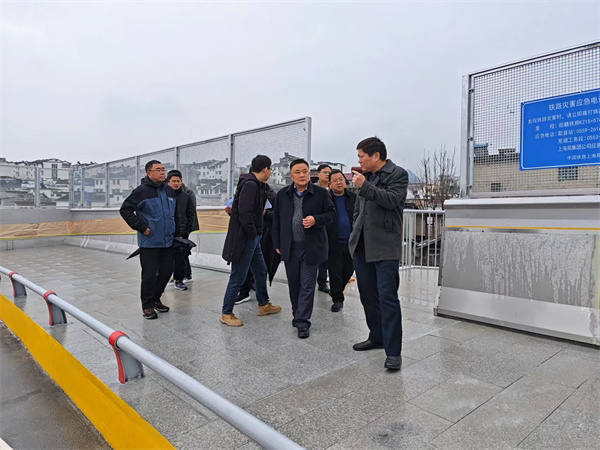 1月18日，洪董，張總陪同詹凱縣長督導新安路跨鐵路工程項目.jpg