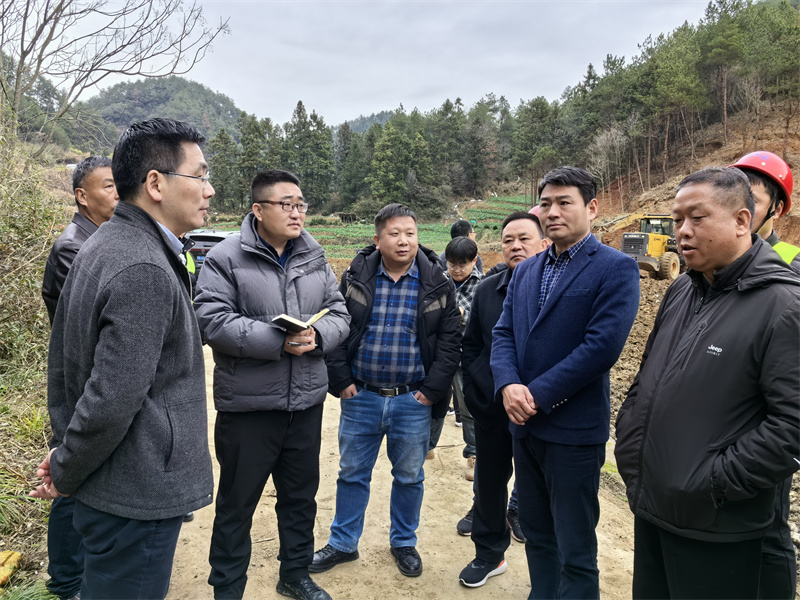 2月17日，王縣長、程縣長帶隊(duì)到新安江防洪治理項(xiàng)目指導(dǎo)工作，洪董、張總陪同。1.jpg